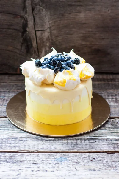 Gelbe Vanille Und Zitronenkuchen Mit Baiser Und Frischen Trauben Blaubeeren — Stockfoto