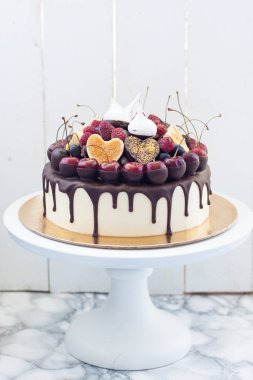 Erimiş çikolatalı cheesecake, çikolatalı kalp, taze kiraz, yabanmersini ve ahududu ile süslenmiş.. 