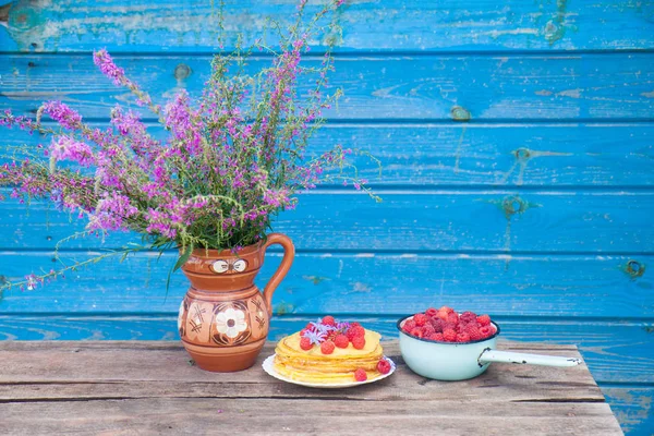 Panquecas Com Framboesas Frescas Caneca Esmalte Velha Com Bagas Flores — Fotografia de Stock