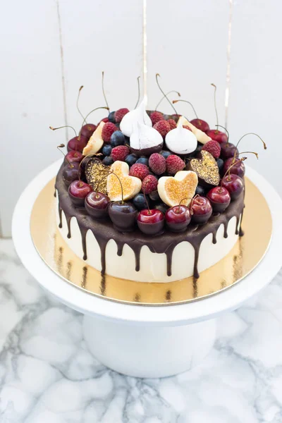 Torta Formaggio Con Cioccolato Fondente Fuso Decorata Con Cuori Cioccolato — Foto Stock