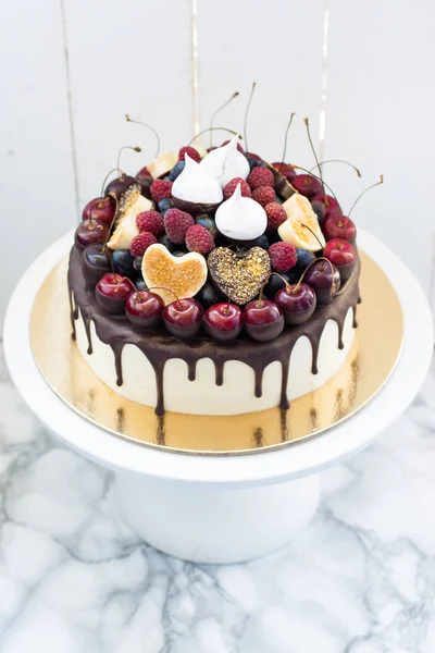 Käsekuchen Mit Geschmolzener Dunkler Schokolade Dekoriert Mit Schokoladenherzen Frischen Kirschen — Stockfoto