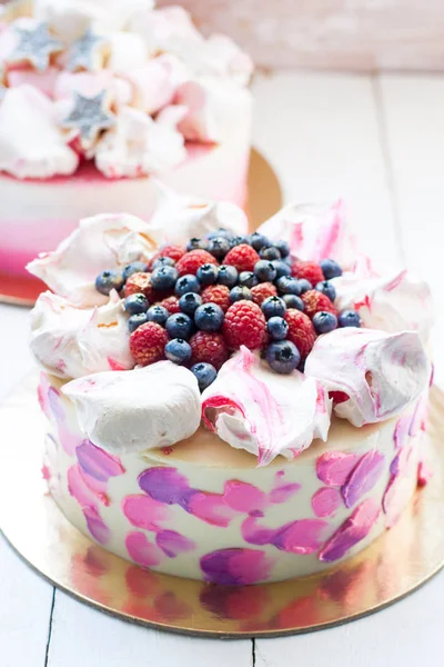 Torta Punteggiata Bianco Rosa Viola Viola Con Nuvole Meringa Manciata — Foto Stock