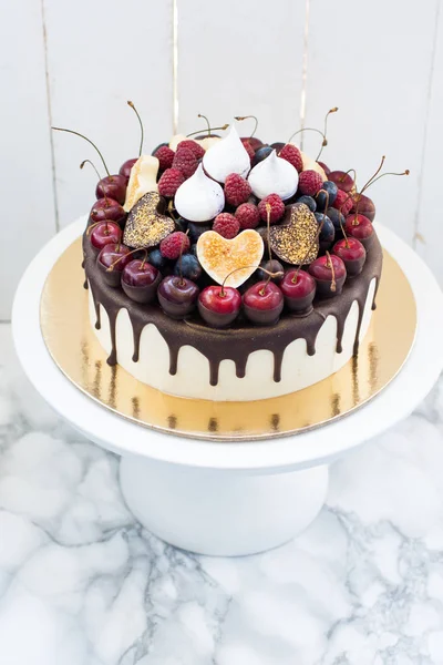 Käsekuchen Mit Geschmolzener Dunkler Schokolade Dekoriert Mit Schokoladenherzen Frischen Kirschen — Stockfoto