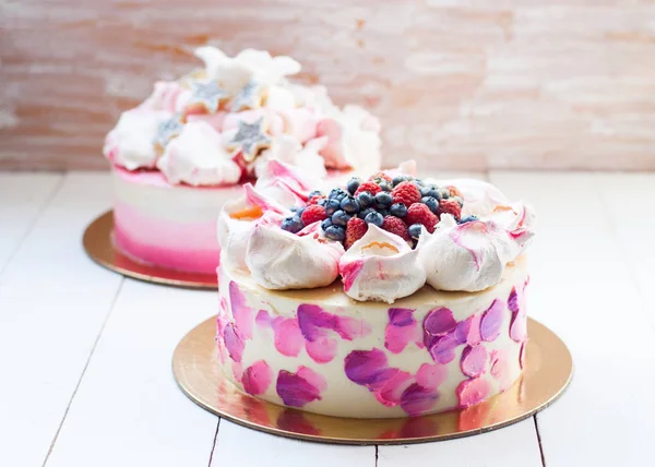 Gâteau Blanc Rose Violet Violet Parsemé Nuages Meringue Une Poignée — Photo