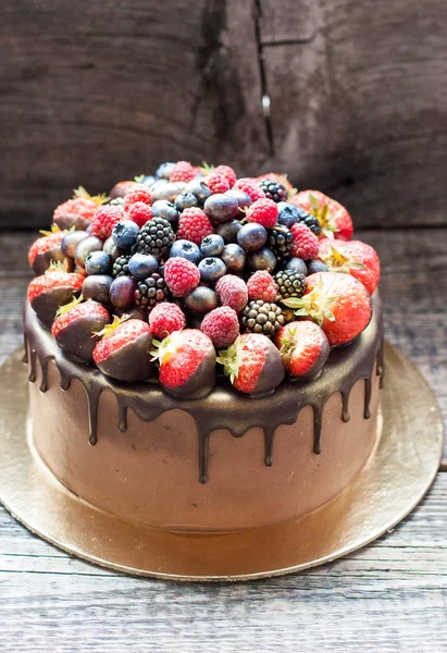 Pastel Chocolate Con Fresas Frescas Frambuesas Arándanos Uvas — Foto de Stock