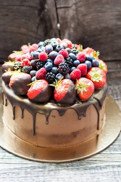 Torta Brownie Cioccolato Con Fragole Fresche Lamponi Mirtilli Uva — Foto Stock