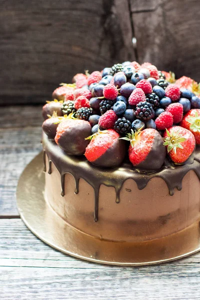 Torta Brownie Cioccolato Con Fragole Fresche Lamponi Mirtilli Uva — Foto Stock