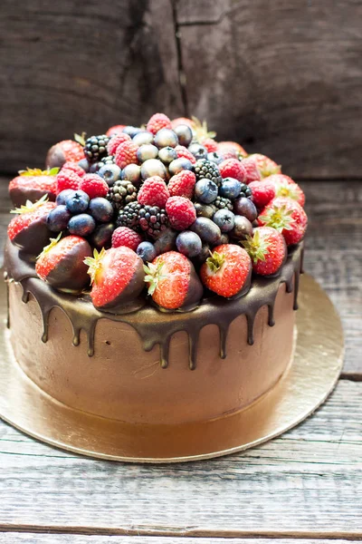 Torta Brownie Cioccolato Con Fragole Fresche Lamponi Mirtilli Uva — Foto Stock