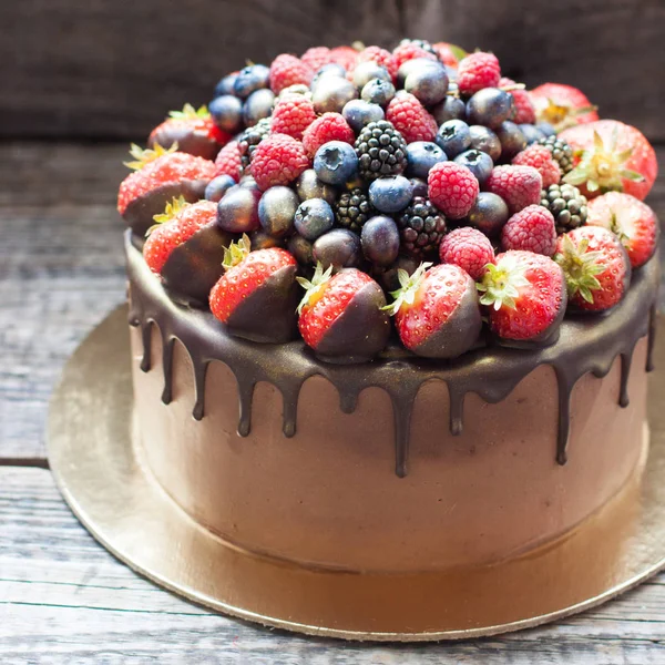 Bolo Chocolate Com Morangos Frescos Framboesas Mirtilos Uvas — Fotografia de Stock