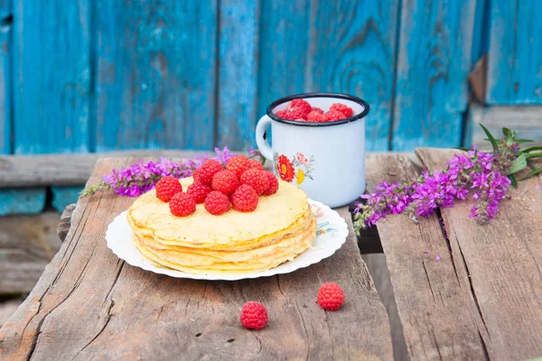 Pannkakor Med Färska Hallon Gammal Emaljmugg Med Bär Och Violetta — Stockfoto