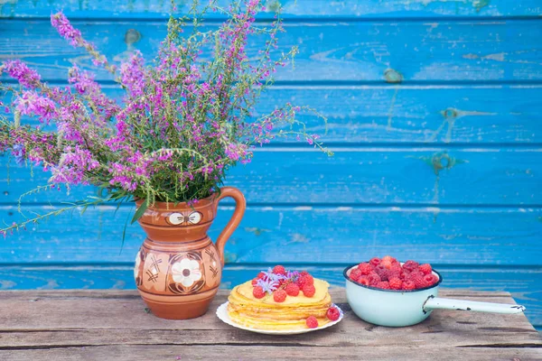 Panquecas Com Framboesas Frescas Caneca Esmalte Velha Com Bagas Flores — Fotografia de Stock