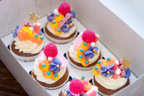 Schokoladen Cupcakes Mit Buntem Zuckerguss Leuchtend Rosa Orange Und Lila — Stockfoto