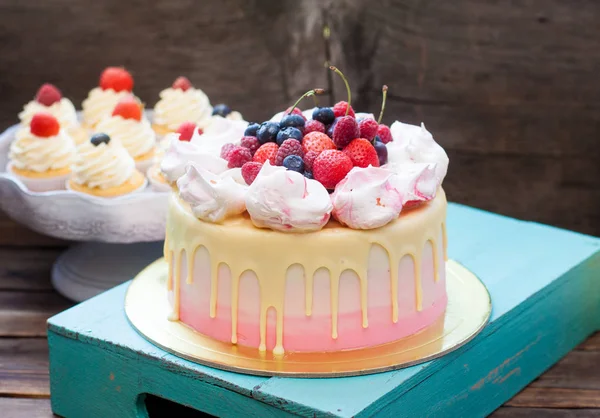 Bolo Rosa Marfim Com Chocolate Derretido Nuvens Merengue Punhado Morangos — Fotografia de Stock