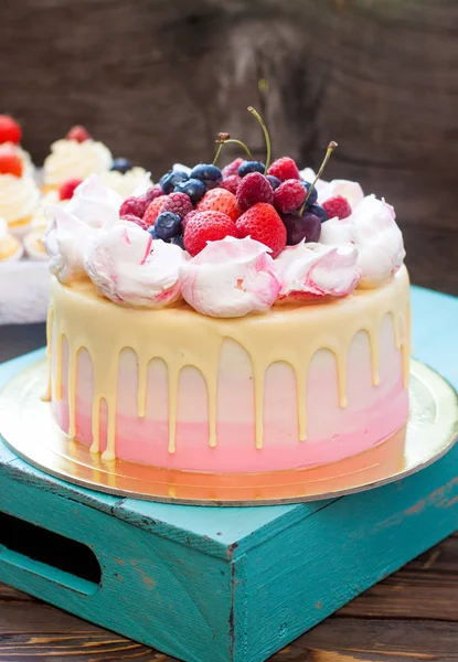 Pink Ivory Cake Melted Chocolate Meringue Clouds Hanful Strawberries Raspberries — Stockfoto