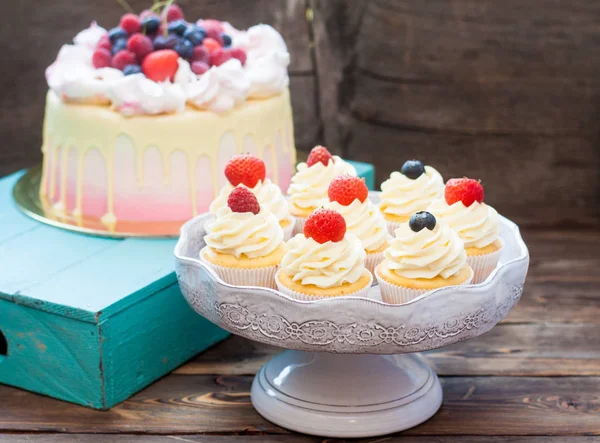 Vanille Cupcakes Met Roomkaas Glazuur Verse Aardbeien Bosbessen Frambozen — Stockfoto