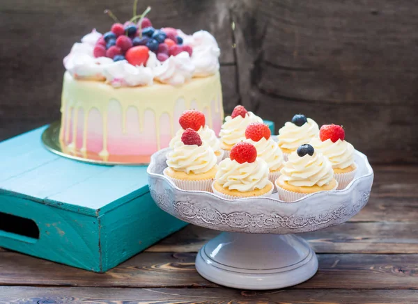 Vanilla Cupcakes Cream Cheese Frosting Fresh Strawberries Blueberries Raspberries — Stok fotoğraf