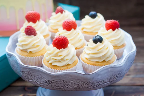 Vanilla Cupcakes Cream Cheese Frosting Fresh Strawberries Blueberries Raspberries — 图库照片