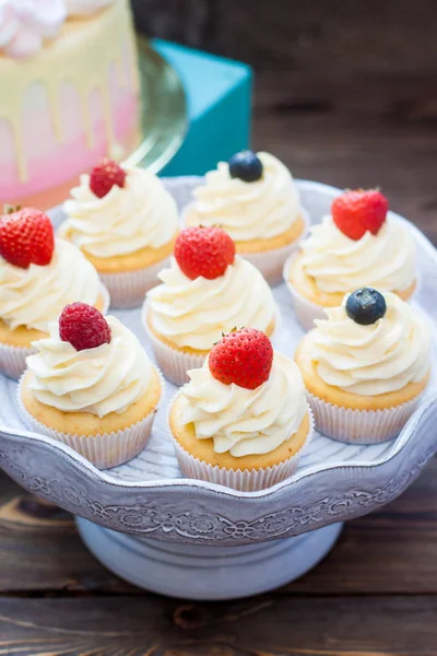 Vanilla Cupcakes Cream Cheese Frosting Fresh Strawberries Blueberries Raspberries — Stock Photo, Image