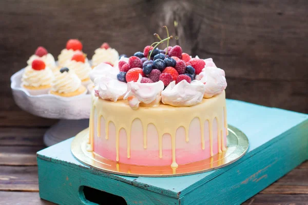 Vanille Cupcakes Met Roomkaas Glazuur Verse Aardbeien Bosbessen Frambozen — Stockfoto