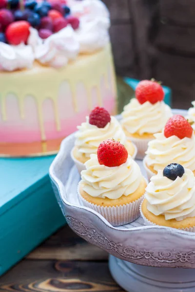 Vanilla Cupcakes Cream Cheese Frosting Fresh Strawberries Blueberries Raspberries — 图库照片