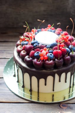 Vanilla cake with melted dark chocolate, fresh cherries, strawberries, raspberries and red currant. 