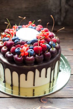 Vanilla cake with melted dark chocolate, fresh cherries, strawberries, raspberries and red currant. 