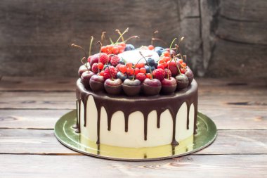 Vanilla cake with melted dark chocolate, fresh cherries, strawberries, raspberries and red currant. 