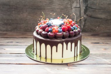 Vanilla cake with melted dark chocolate, fresh cherries, strawberries, raspberries and red currant. 