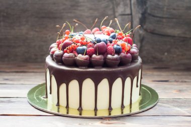 Vanilla cake with melted dark chocolate, fresh cherries, strawberries, raspberries and red currant. 