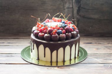 Vanilla cake with melted dark chocolate, fresh cherries, strawberries, raspberries and red currant. 