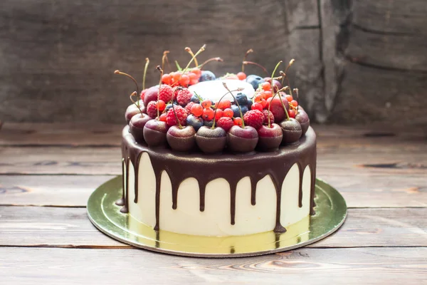 Vanilla Cake Melted Dark Chocolate Fresh Cherries Strawberries Raspberries Red — ストック写真