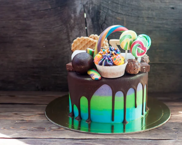 Zielony Niebieski Tort Urodzinowy Roztopioną Czekoladą Babeczką Ciasteczkami Cukierkami Lizakami — Zdjęcie stockowe