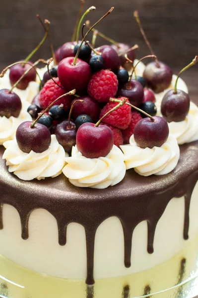 Tarta Vainilla Con Chocolate Derretido Glaseado Merengue Suizo Cerezas Frescas —  Fotos de Stock