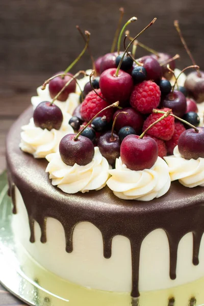 Vanilla Cake Melted Chocolate Swiss Meringue Frosting Fresh Cherries Strawberries — Stock Photo, Image