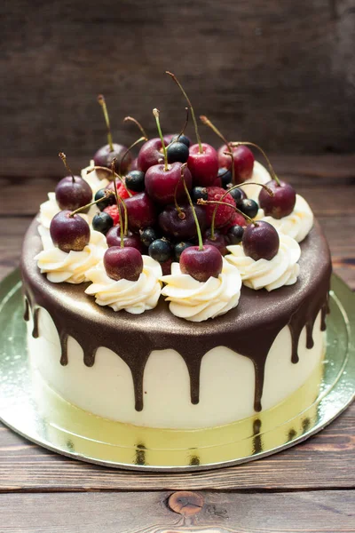 Vanilla Cake Melted Chocolate Swiss Meringue Frosting Fresh Cherries Strawberries — Stock Photo, Image