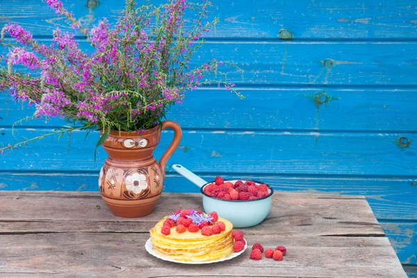 Pilha Panquecas Com Framboesas Frescas Tigela Esmalte Velho Flores Roxas — Fotografia de Stock