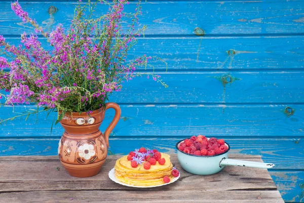 Pilha Panquecas Com Framboesas Frescas Tigela Esmalte Velho Flores Roxas — Fotografia de Stock