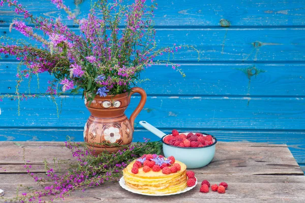 Pilha Panquecas Com Framboesas Frescas Tigela Esmalte Velho Flores Roxas — Fotografia de Stock