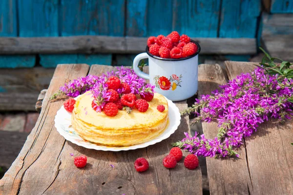 Stapel Pannenkoeken Met Verse Frambozen Oude Emaille Kom Veld Paarse — Stockfoto