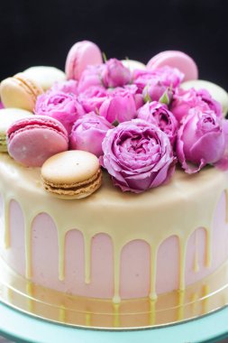 Pembe, fildişi ve turkuaz kek, erimiş beyaz çikolata, taze güller ve Fransız kurabiyeleri.  