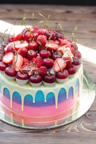 Blue Pink Violet Striped Cake Melted Chocolate Fresh Cheeries Strawberries — 스톡 사진