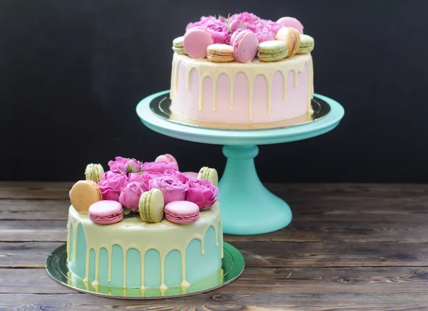 Torta Rosa Marfil Turquesa Con Chocolate Blanco Derretido Rosas Frescas —  Fotos de Stock