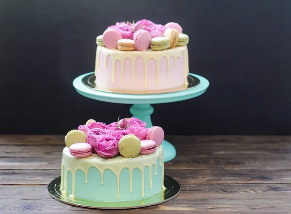 Rosa Elfenbein Und Türkisfarbener Kuchen Mit Geschmolzener Weißer Schokolade Frischen — Stockfoto