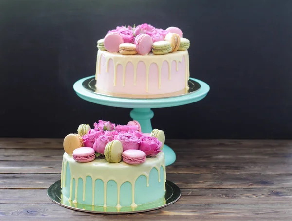 Roze Ivoor Turkoois Cake Met Gesmolten Witte Chocolade Verse Rozen — Stockfoto