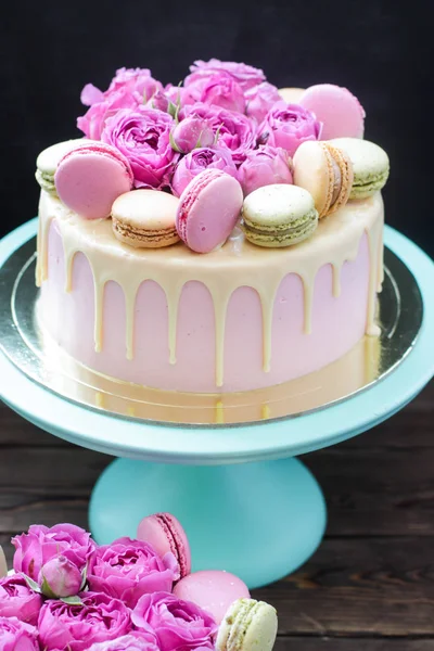 Gâteau Rose Ivoire Turquoise Chocolat Blanc Fondu Roses Fraîches Macarons — Photo