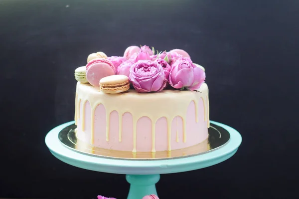 Torta Rosa Marfil Turquesa Con Chocolate Blanco Derretido Rosas Frescas —  Fotos de Stock