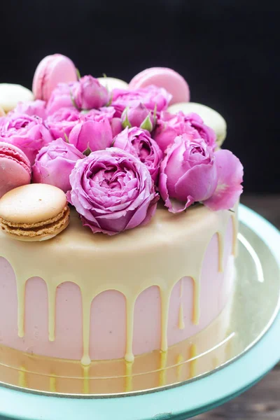 Bolo Rosa Marfim Turquesa Com Chocolate Branco Derretido Rosas Frescas — Fotografia de Stock