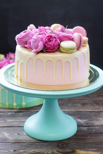 Gâteau Rose Ivoire Turquoise Chocolat Blanc Fondu Roses Fraîches Macarons — Photo