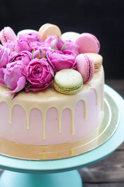 Roze Ivoor Turkoois Cake Met Gesmolten Witte Chocolade Verse Rozen — Stockfoto