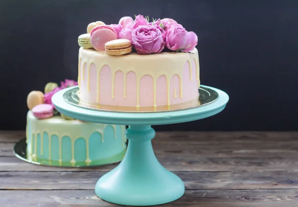 Torta Rosa Marfil Turquesa Con Chocolate Blanco Derretido Rosas Frescas —  Fotos de Stock